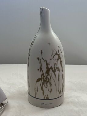 Saje Aroma Om Diffuser with Gold Marble Veining